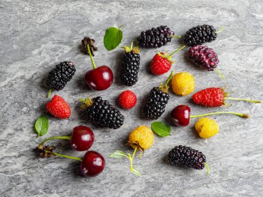 böğürtlen, dut, kiraz, kırmızı ahududu, sarı ahududu, pembe ahududu closeup ile tutti frutti