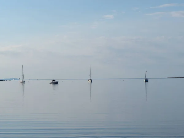 Bir yelken li bir yaz gezisi sırasında deniz koyunda sabah dinlenme — Stok fotoğraf