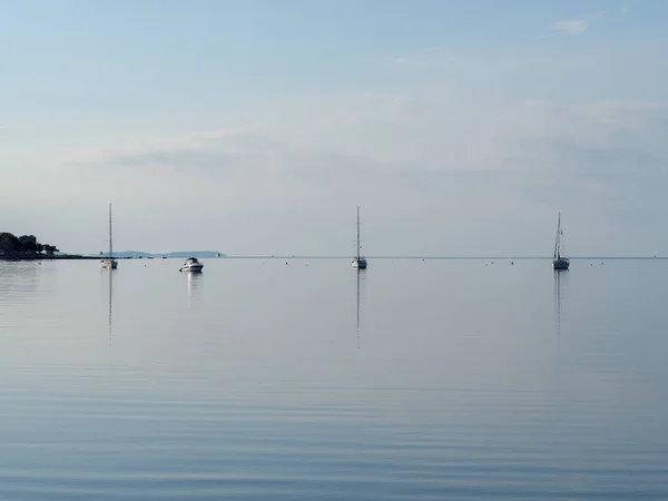 Morgenruhe in der Meeresbucht während einer Sommerkreuzfahrt auf einem Segelschiff — Stockfoto