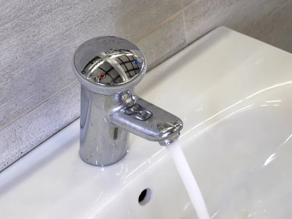 Grifos de agua para el lavado de manos y platos — Foto de Stock