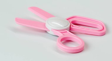 beyaz arka plan üzerinde cerrahi makas modeli (bebek oyuncak)