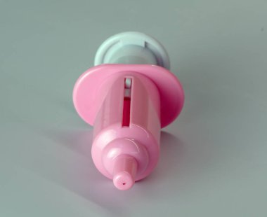 gri arka planda şırınga (bebek oyuncak) modeli