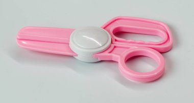 beyaz arka plan üzerinde cerrahi makas modeli (bebek oyuncak)