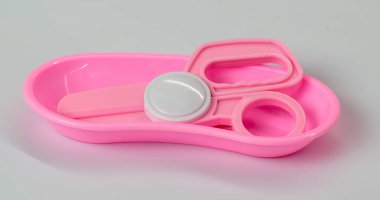 beyaz arka plan üzerinde cerrahi makas modeli (bebek oyuncak)