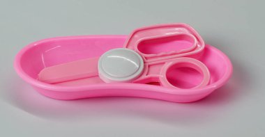 beyaz arka plan üzerinde cerrahi makas modeli (bebek oyuncak)