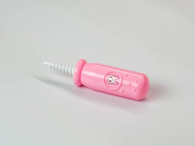 Beyaz arka planda diş modeli araçları (bebek oyuncak)