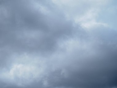 Gri gökyüzü gri gün bulutlu yoğun bulutlar ile kaplı - gökyüzü manzara