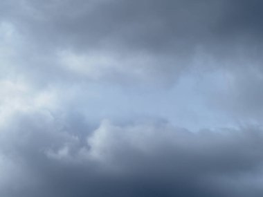 Mavi gökyüzünde beyaz bulutlar