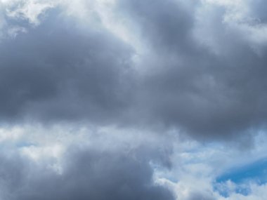 Gri gökyüzü gri gün bulutlu yoğun bulutlar ile kaplı - gökyüzü manzara