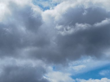 Mavi gökyüzünde beyaz bulutlar