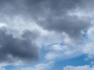 Mavi gökyüzünde beyaz bulutlar