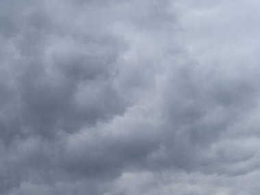 Gri gökyüzü gri gün bulutlu yoğun bulutlar ile kaplı - gökyüzü manzara
