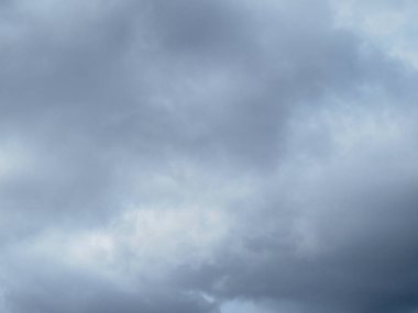 Gri gökyüzü gri gün bulutlu yoğun bulutlar ile kaplı - gökyüzü manzara