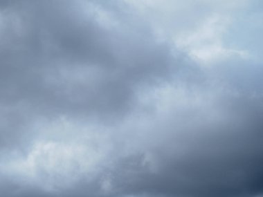 Gri gökyüzü gri gün bulutlu yoğun bulutlar ile kaplı - gökyüzü manzara