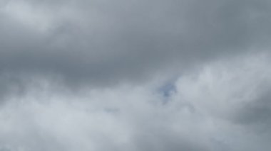 Gri gökyüzü gri gün bulutlu yoğun bulutlar ile kaplı - gökyüzü manzara