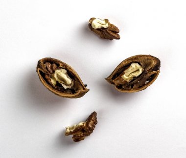 Beyaz arka planda kabuklu ceviz çekirdeği