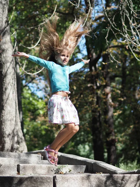 Chica Feliz Alegre Vacaciones Parque Años Con Pelo Largo Rubio — Foto de Stock