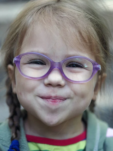 Retrato Una Chica Gafas Color Púrpura Con Cabello Rubio — Foto de Stock