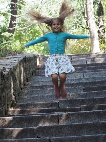 Chica Feliz Alegre Vacaciones Parque Años Con Pelo Largo Rubio — Foto de Stock