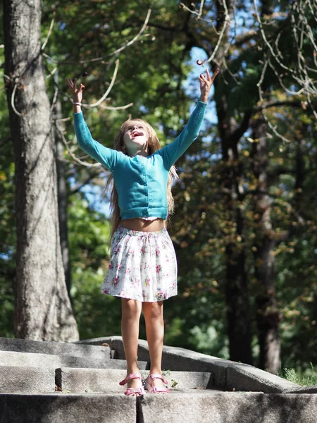 Chica Feliz Alegre Vacaciones Parque Años Con Pelo Largo Rubio — Foto de Stock