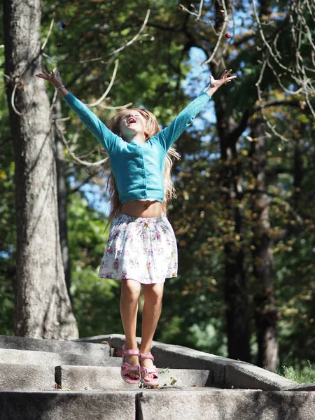 Chica Feliz Alegre Vacaciones Parque Años Con Pelo Largo Rubio — Foto de Stock