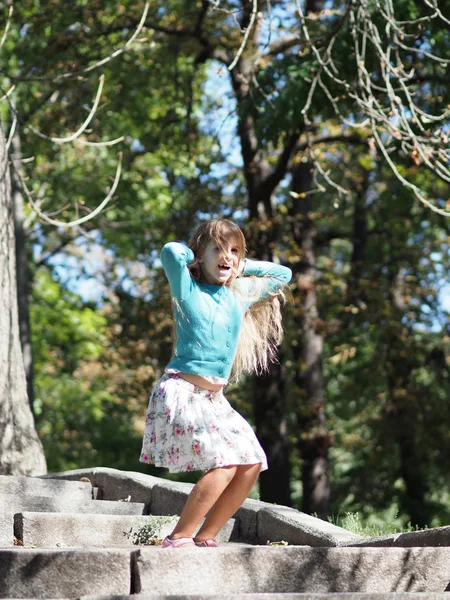 Chica Feliz Alegre Vacaciones Parque Años Con Pelo Largo Rubio — Foto de Stock