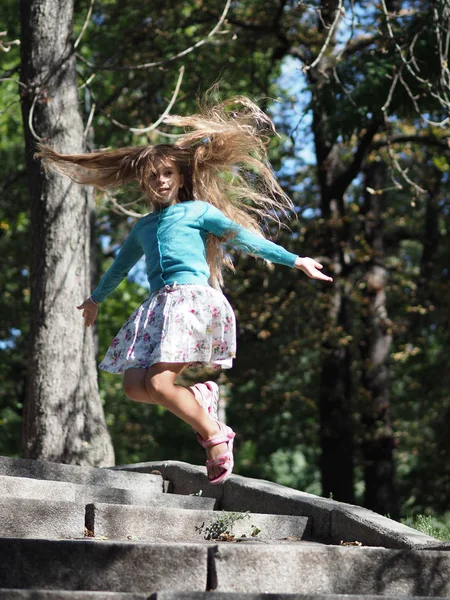 Gelukkig Vrolijk Meisje Vakantie Het Park Jaar Met Lang Blond — Stockfoto