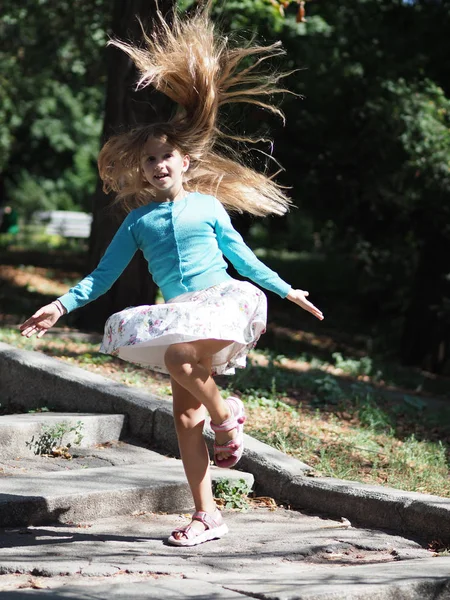 Chica Feliz Alegre Vacaciones Parque Años Con Pelo Largo Rubio — Foto de Stock