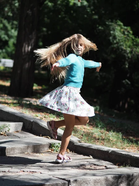 Счастливая Веселая Девушка Отпуске Парке Лет Длинными Светлыми Волосами Которые — стоковое фото