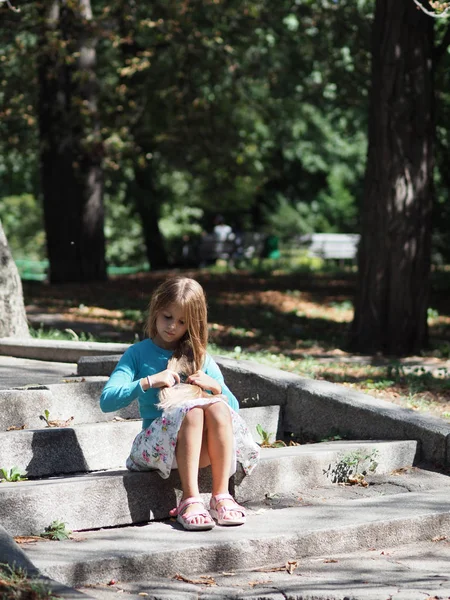 Portret Van Gelukkig Vrolijk Meisje Vakantie Trap Park Van Jaar — Stockfoto