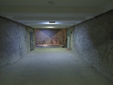 Altgeçitte alçı ve kiremitler için hazırlanmış beton duvarlar var.