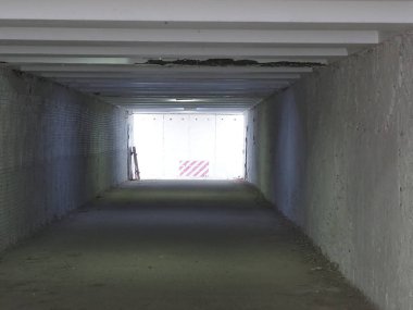 Altgeçitte alçı ve kiremitler için hazırlanmış beton duvarlar var.