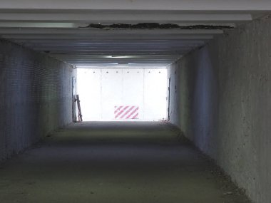 Altgeçitte alçı ve kiremitler için hazırlanmış beton duvarlar var.