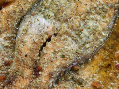 Cam bir kasede pişmiş alabalık bifteği.