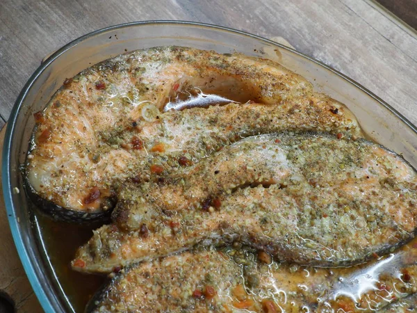 Trout Steak Panggang Dalam Mangkuk Oval Kaca — Stok Foto