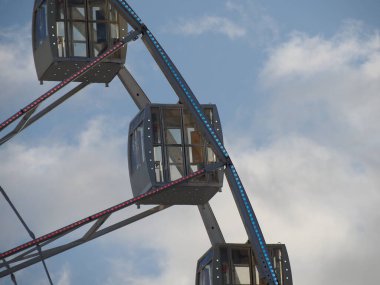 Mavi gökyüzünün arka planında insanlar olmadan dönme dolap