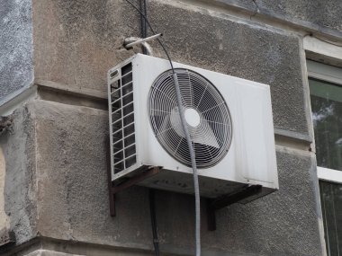 Evin ön cephesinde eski bir havalandırma ünitesi var.