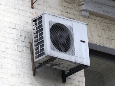 Evin ön cephesinde eski bir havalandırma ünitesi var.