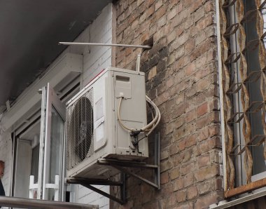 Evin ön cephesinde eski bir havalandırma ünitesi var.