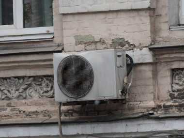 Evin ön cephesinde eski bir havalandırma ünitesi var.