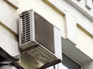 Evin ön cephesinde eski bir havalandırma ünitesi var.