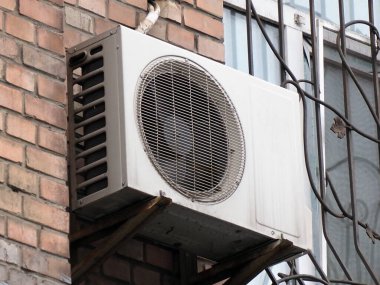 Evin ön cephesinde eski bir havalandırma ünitesi var.