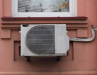 Evin ön cephesinde eski bir havalandırma ünitesi var.