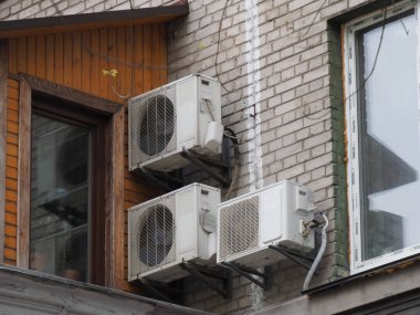 Evin ön cephesinde eski bir havalandırma ünitesi var.