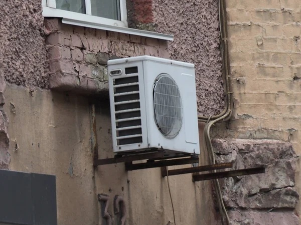 Lama Outdoor Unit Pendingin Udara Pada Fasad Rumah — Stok Foto