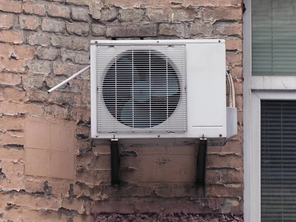 家の正面にある古い屋外空調ユニット — ストック写真