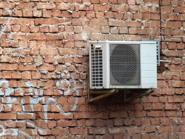 房子正面的旧室外空调机 — 图库照片