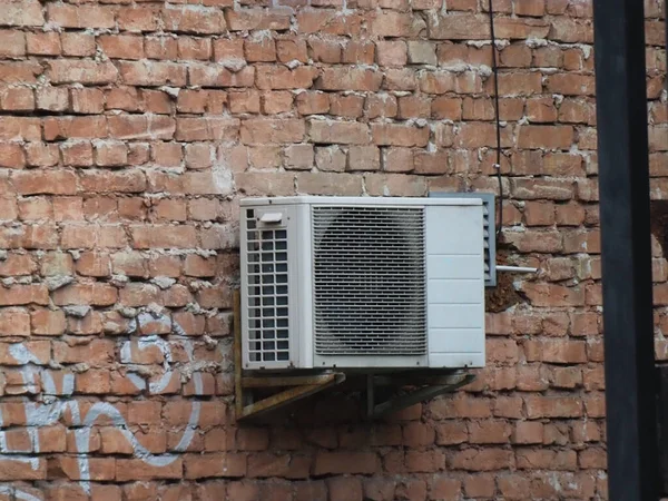 Old Outdoor Air Conditioning Unit Facade House — Stock Photo, Image