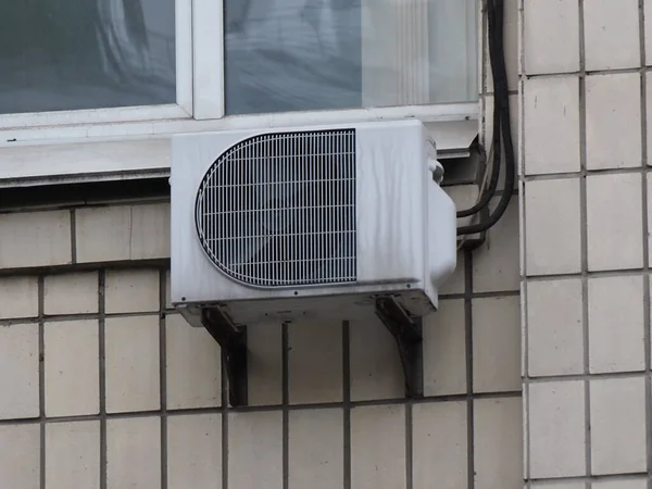Stary Zewnętrzny Klimatyzator Elewacji Domu — Zdjęcie stockowe