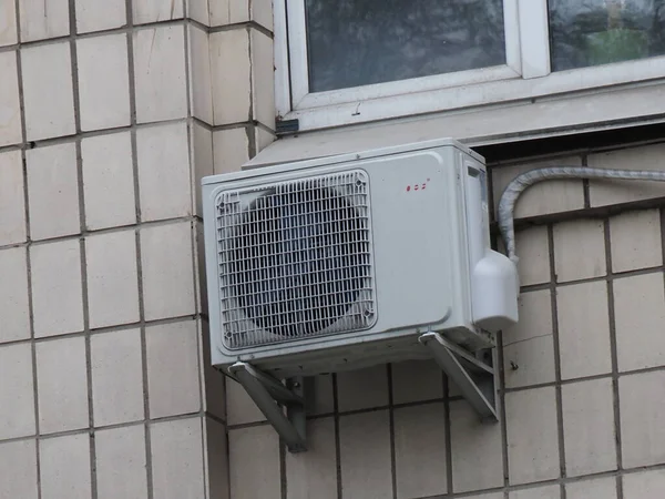 Evin ön cephesinde eski bir havalandırma ünitesi var.